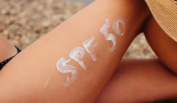 SPF50と日焼け止めクリームで書かれた太腿