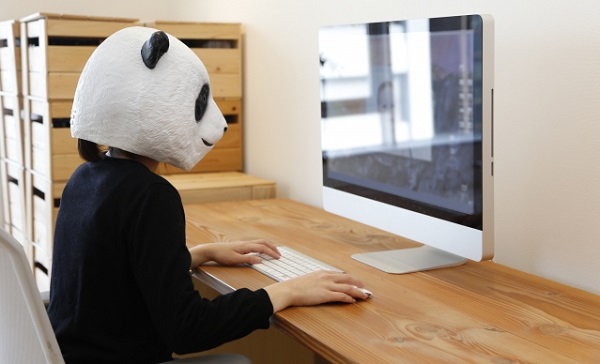 パソコンに集中するスーツ姿のパンダさん